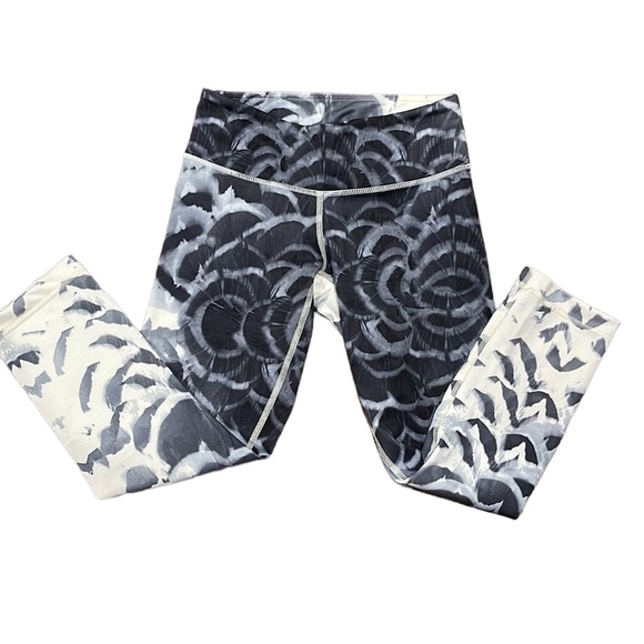 Lululemon 3/4 leggings Size 4 - Picture 3 of 14